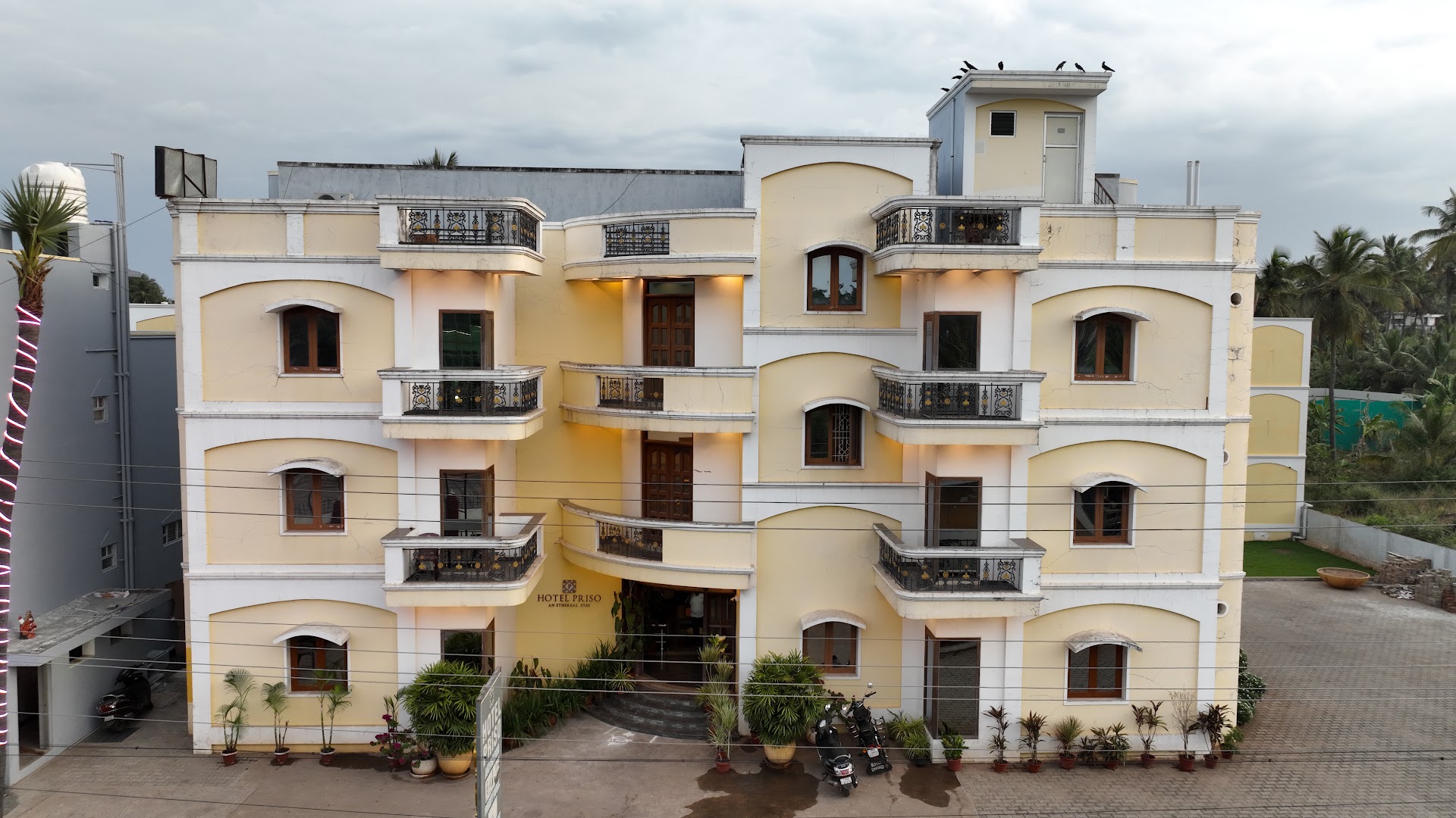 Courtyard Swimming Pool & Lawn - Hotel Priso Puducherry